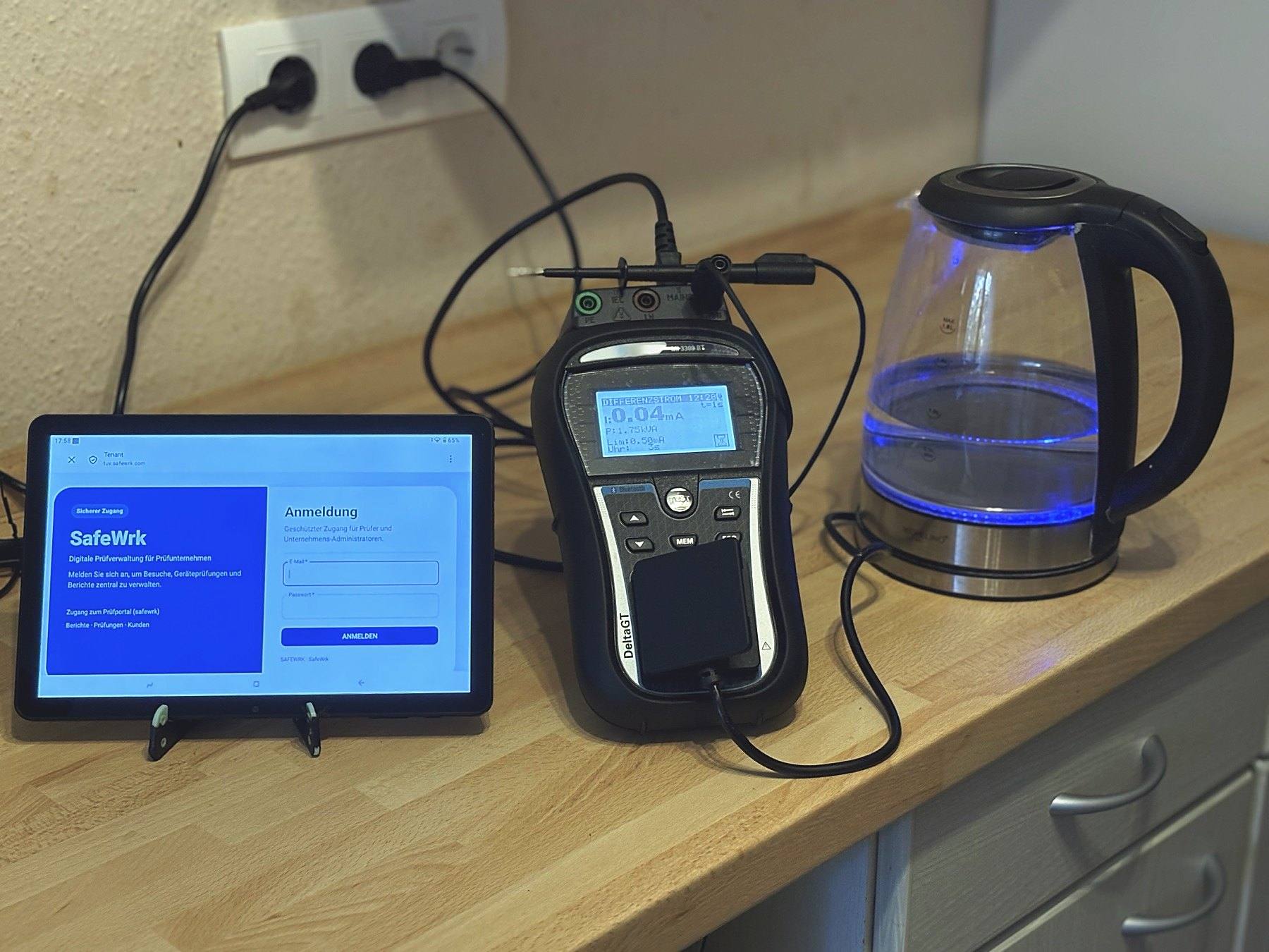 DGUV V3 Prüfung eines Wasserkochers in der Büroküche