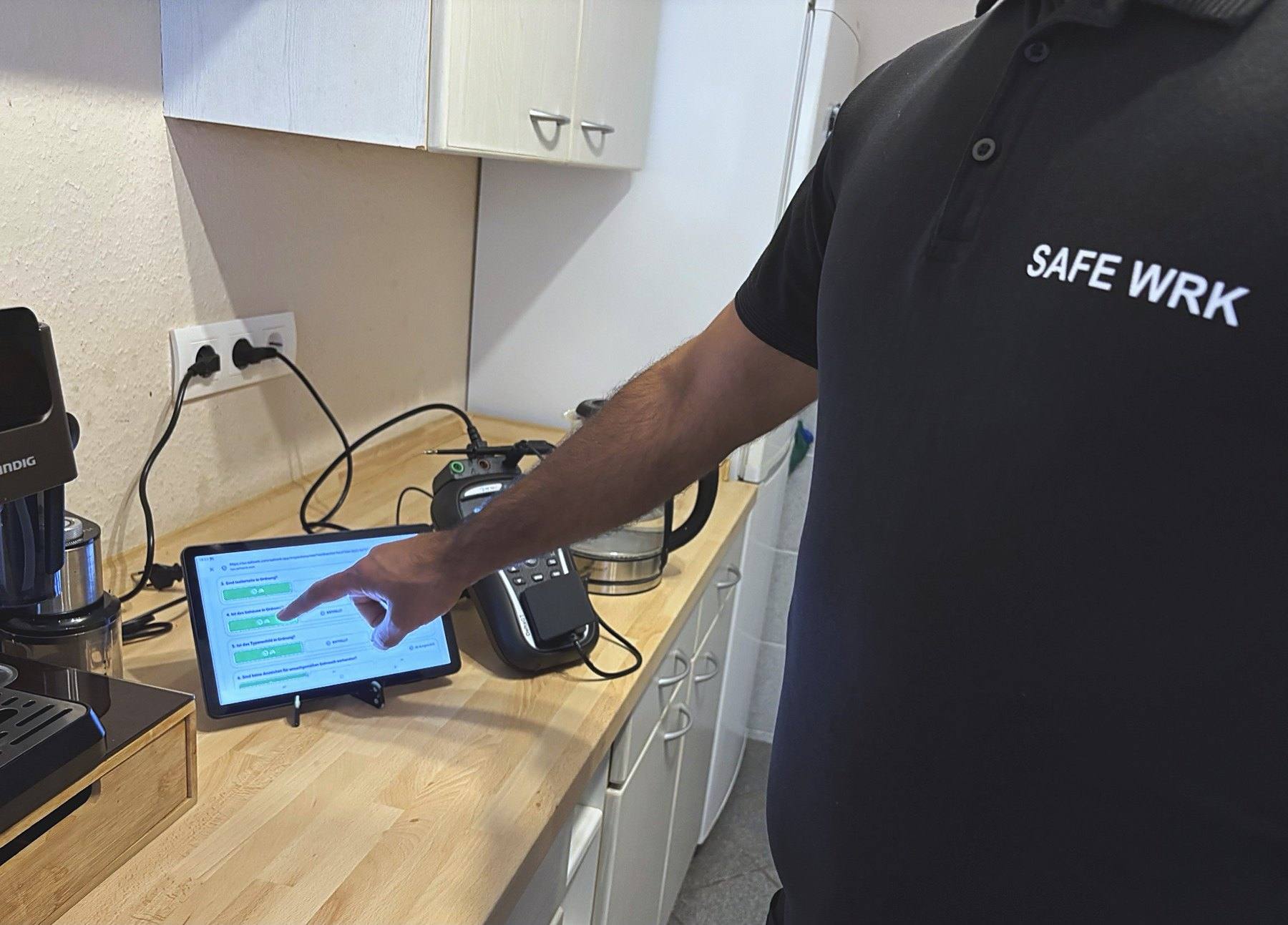 Prüftechniker zeigt Prüfergebnisse auf dem Tablet
